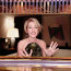Vítězná Gillian Anderson se ke Zlatým glóbům připojila z pražského hotelu. Šaty od pasu nahoru vypadaly skvěle