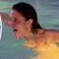 Přeskočilo jí? Moderátorka z televize (46) nahá skákala do bazénu a líbala se s ženou
