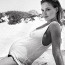 Tento zázrak jí DiCaprio nedopřál: Sexy modelka na pláži hrdě vystavila těhotenské bříško