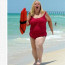 Dvoumetráková mamina známá z televize zhubla dvě třetiny své váhy a opět oblékla červené plavky z Pobřežní hlídky
