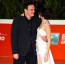 Quentin Tarantino vyvedl krásnou manželku: Zpěvačka odhalila nožku a slavný režisér ji skoro nechtěl pustit