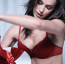 Vánoce bude slavit s bříškem: Sexy modelka stačila před zakulacením natočit žhavou kampaň