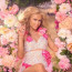 Paris Hilton zase ‚zpívá‘. Poslechněte si její naivní hlásek v novém růžovém klipu