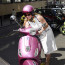 Jako Audrey Hepburn v Prázdninách v Římě: Olga Menzelová brázdí Prahu v růžové helmě na skútru