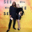 Čerstvě svobodný Jason Momoa pózoval na premiéře se svou seriálovou manželkou: Fanynky odrovnal tímto gestem