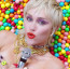 Miley Cyrus o svých poprvé: S ženami to dělala ve 12, s mužem v 16: Proč exmanželovi tajila, že byl její první?