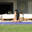 Nejmladší sestra Kim Kardashian se oddávala vášnivým chvilkám u bazénu: Přítel jí masíroval sexy zadeček