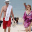 Boratova manželka (40) je dokonalá: I po třech porodech vypadá na pláži jako dvacítka