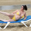Tukem i sebevědomím překypující ženština (48) se vyvalila na pláži: Ňadra jí málem vypadla z bikin