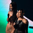 Pikantnější fotky dnes neuvidíte: Kourtney Kardashian a Megan Fox se k sobě tulí ve spodním prádle i nahoře bez