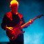 Kytarista známé britské kapely podlehl rakovině plic. Bylo mu 59 let