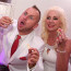 Slovenský zpěvák (35) si v bílém obleku vzal zralou kolegyni (65) za ženu. Na svatbu se prodávaly vstupenky za 13 tisíc