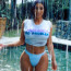 Chcete vidět žensky tvarovanou Kim Kardashian v mokrém tričku? Žádný problém!