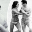 Princ Charles nebyl žádný suchar: Žhavou plážovou muchlovačku se sexy modelkou byste v jeho archívu nečekali
