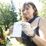 Fanoušci se shromažďují u hrobu Karla Gotta s květinami, vzkazy i dárky. Přišel i jeho kmotřenec a Šárka Rezková