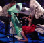 Kostým mořské panny nebyl dobrý nápad: Katy Perry skončila v přímém přenosu pod stolem