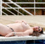 Nestydatá mamina (48) z reality show sundala horní díl plavek a ukázala u bazénu své vypasené tělo