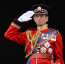 Víte, kdo je tajemný muž salutující vedle královny Alžběty II. z balkonu Buckinghamského paláce?