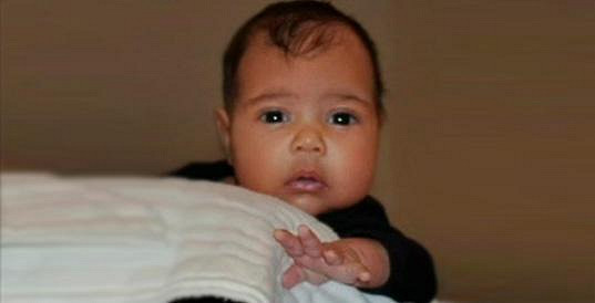To je ona! Podívejte se na první snímek dcery Kim Kardashian a Kanyeho Westa
