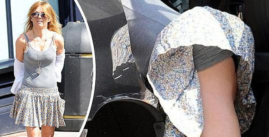 Geri Halliwell zápasila s větrem: Živel jí nadzvedával sukni tak, že málem předvedla svůj zadeček