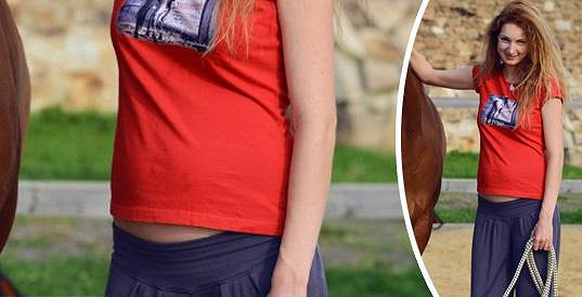 Už se zakulacuje: Těhotná Pepina Nesvadbová ukázala těhotenské bříško v teplácích