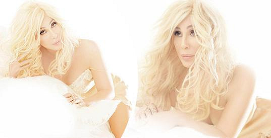 Kolik že jí je? Cher (67) jako platinová blondýnka v negližé je na nové desce pořádně dráždivá
