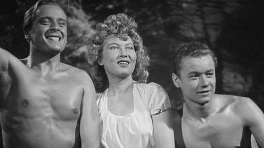 Svatopluk Beneš, Zorka Janů a Václav Sova ve filmu Ohnivé léto (1939)