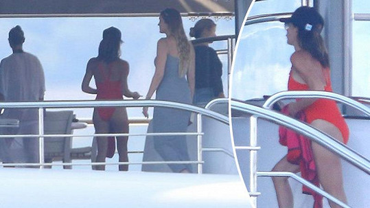 Victoria Beckham má červenou na plavkách v oblibě...