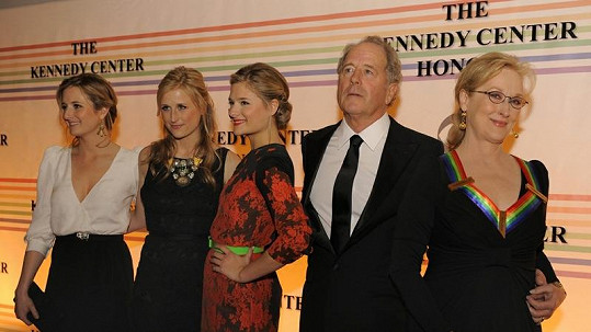 Pyšná Meryl Streep, její manžel a jejich tři krásné dcery.
