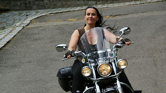 Jana Rychterová je se svou motorkou doslova srostlá.