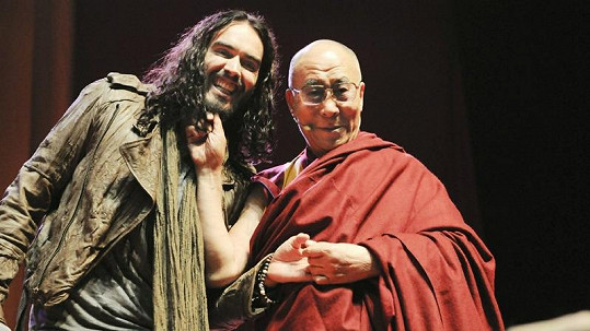 Dalajláma vytahal Russella Branda kvůli jeho řečem za vousy.