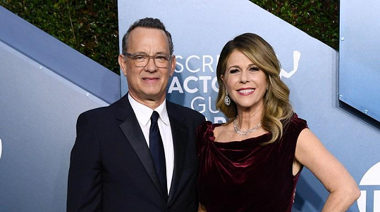 Tom Hanks s manželkou mají koronavirus.