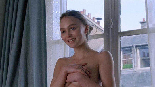 Lily-Rose Depp se ve filmu Věrní nevěrní svlékla.