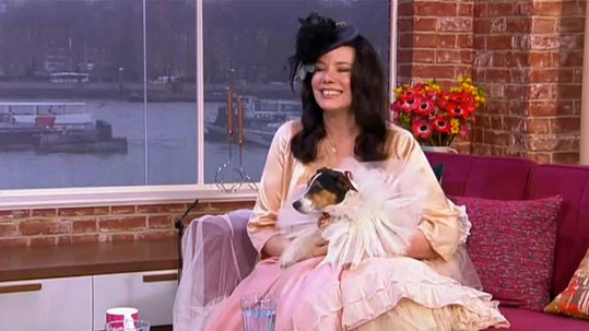 Amanda Rodgers se svou psí chotí vystoupila v televizním pořadu.