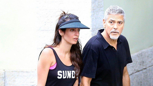 Amal Clooney a George Clooney na procházce
