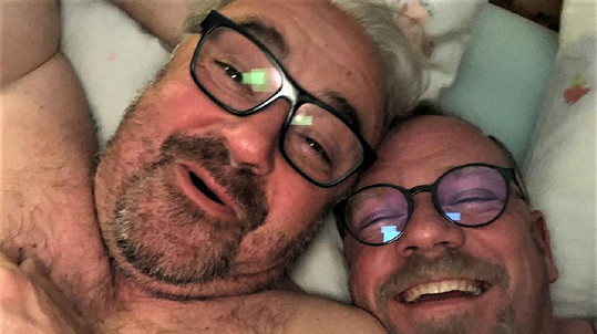 Martin Zounar a Filip Blažek v jedné posteli.