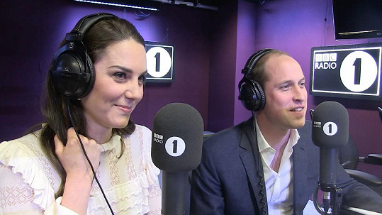 Nezvyklí moderátoři ranní show na rádiu BBC, princ William a vévodkyně Kate