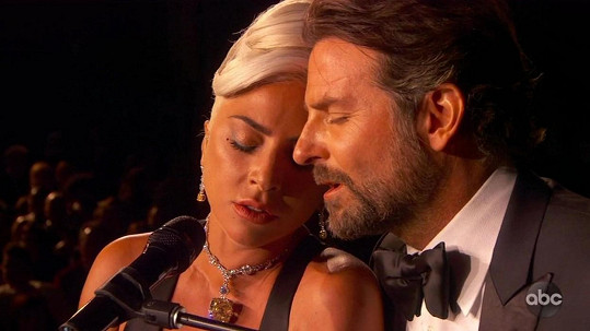Lady Gaga a Bradley Cooper na Oscarech 2019