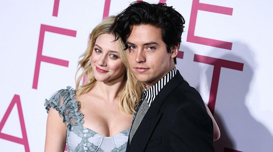 Lili Reinhart a Cole Sprouse