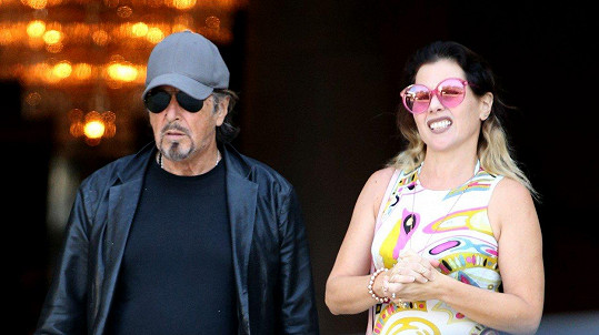 Al Pacino se svou novou známostí. 