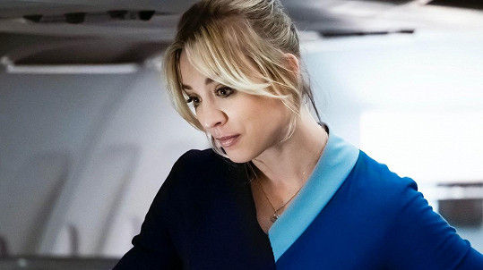 Kaley Cuoco jako letuška ve stejnojmenné seriálu