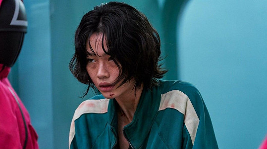 HoYeon Jung jako Kang Sae-byeok ve Hře na oliheň