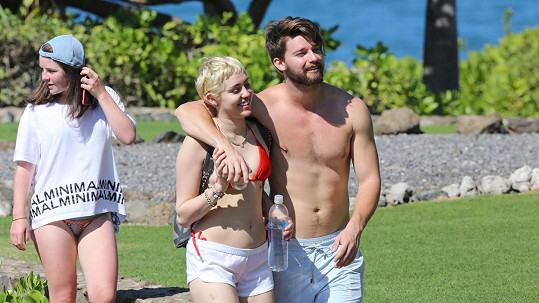 Miley Cyrus je právě na dovolené s Patrickem Schwarzeneggerem.