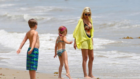 Tori Spelling strávila s rodinou příjemné odpoledne na pláži.