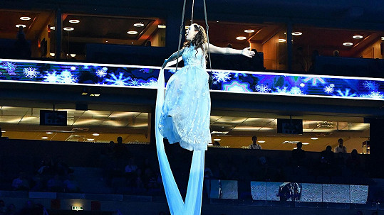 Kamila zpívala zavěšená na laně jako akrobatka.