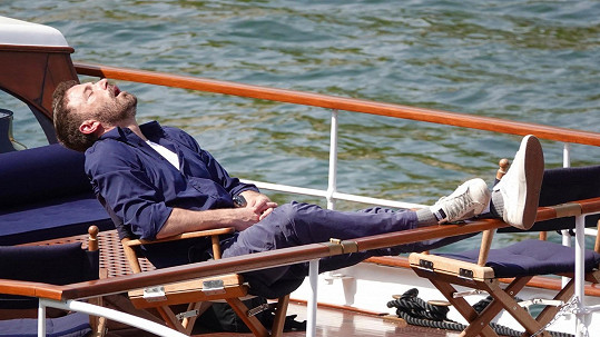 Ben Affleck značnou část vyhlídkové plavby po Seině prospal...