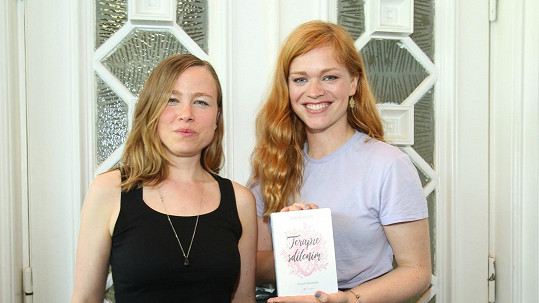 Ester Geislerová (vpravo) představila s Josefinou Bakošovou novou knihu.