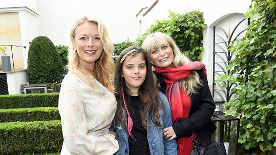 Lucie Benešová s dcerou Larou a maminkou