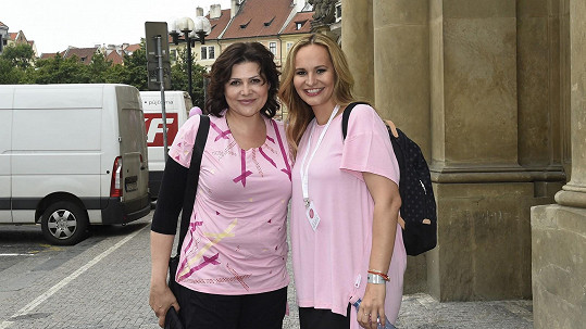 Ilona Csáková a Monika Absolonová si pochod moc užily.