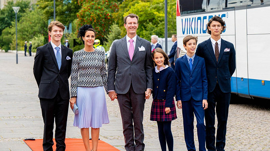 Rozhodnutím královny přijdou o tituly všechna její vnoučata ze strany jejího mladšího syna prince Joachima. 